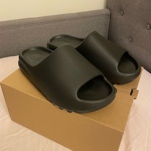 BRAND NEW Men’s US slide. Size 8